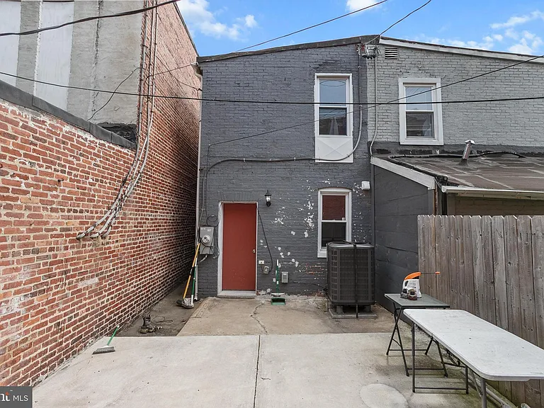 110 S Calhoun St — Photo 39