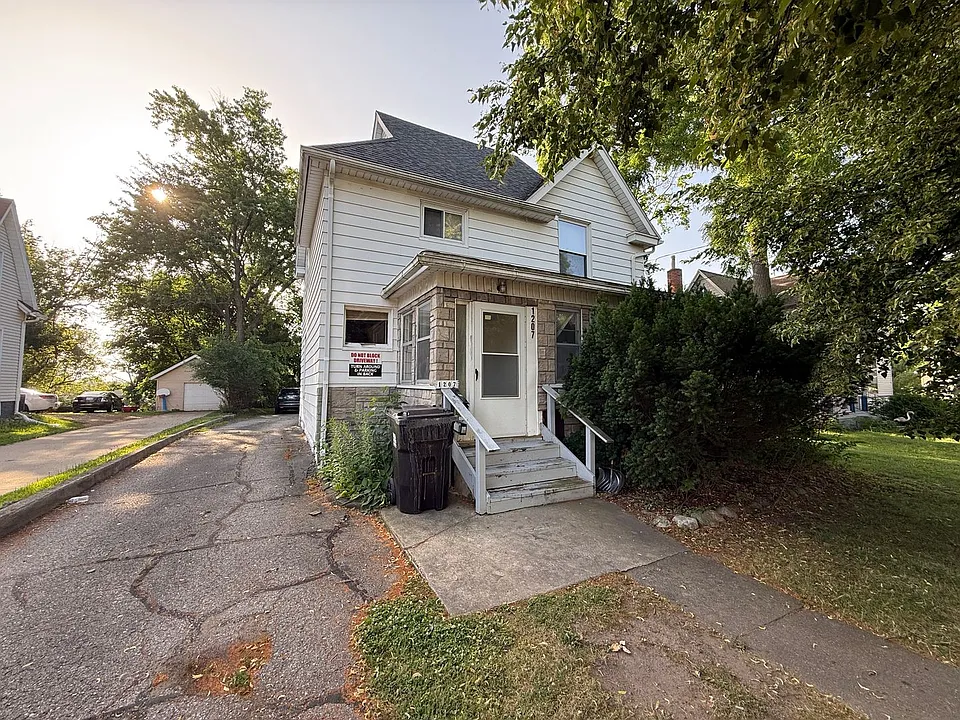 1207 & 1207-1/2 Lansing Ave