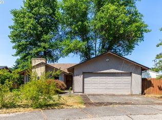 135 Kari Pl, Lebanon, OR 97355