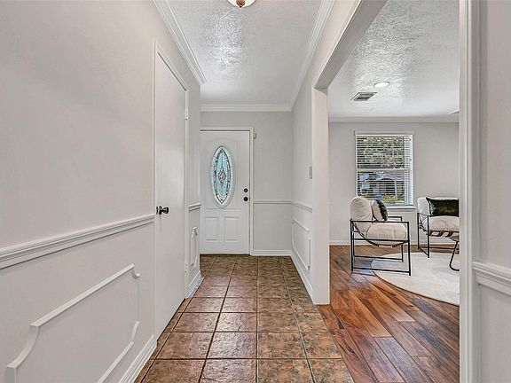 5th image of 705 Quaker Dr