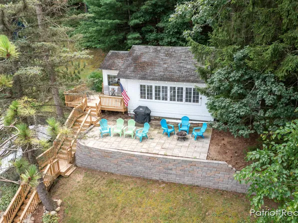 140 W Pickerel Lake Dr, Newaygo, MI 49337