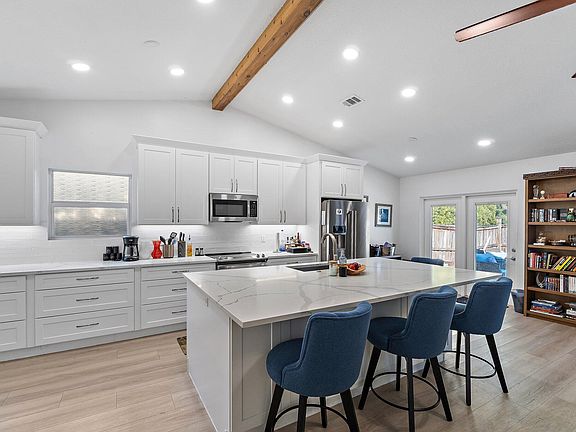 2nd image of 162 Greentree Circle