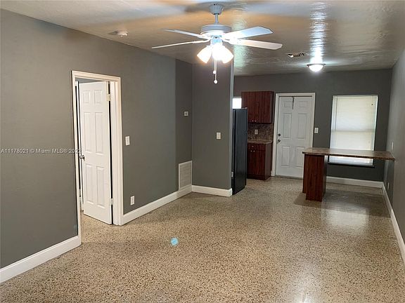 4th image of 304 SE 21st St #3C