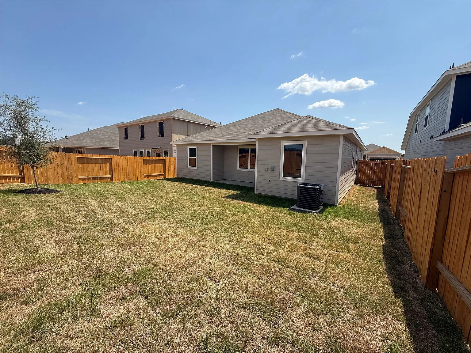 3 bed, 2.0 bath, 1658 sqft, $2,200 — Photo 2