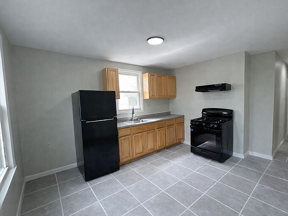 2nd image of 524 Grove St #1