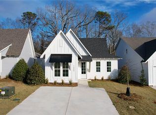 1085 Woodland Ln, Opelika, AL 36801