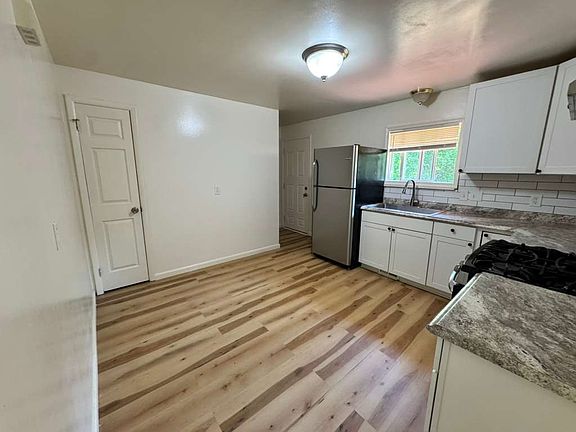3rd image of 77 Dikeman Rd