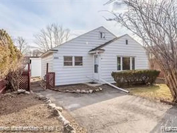 2835 Oldsmobile Ave, Waterford, MI 48328