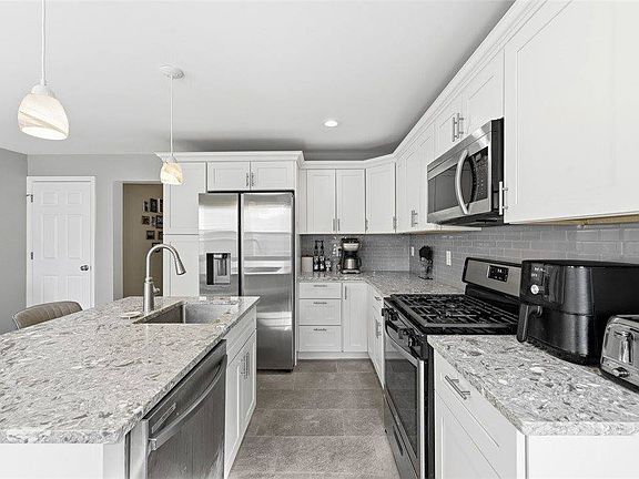 2nd image of 459 Pearl St