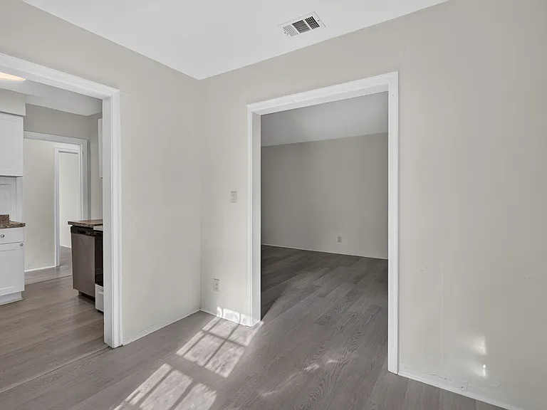 1131 E 53rd St — Photo 5