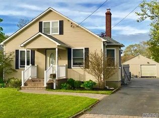 414 Sweezy Ave, Riverhead, NY 11901