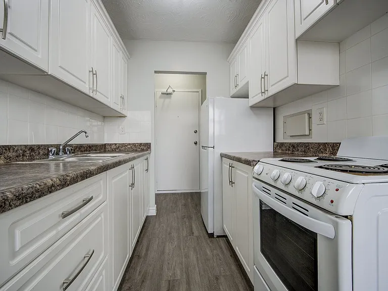 40 Mohawk Rd E — Photo 8