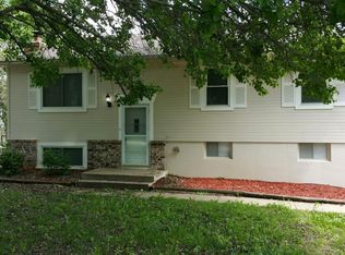 1504 NW Amesbury Rd, Blue Springs, MO 64015