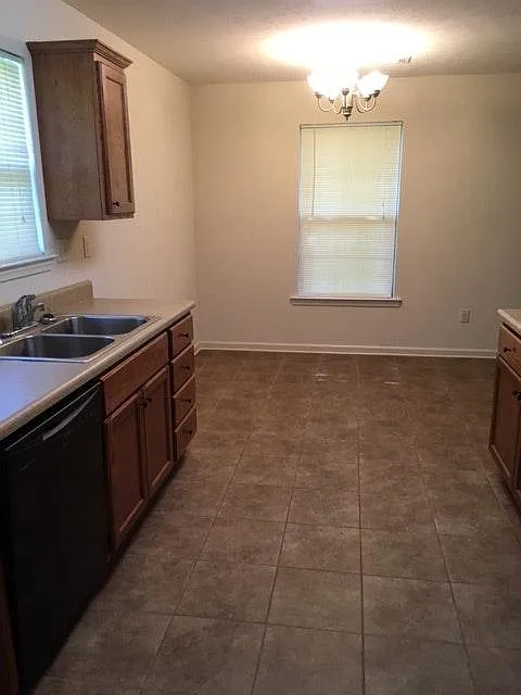 3 bed, 1375 sqft, $1,250 — Photo 3