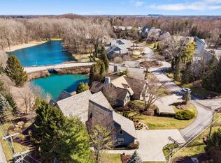 7122 Woodcroft Ln, Fort Wayne, IN 46804