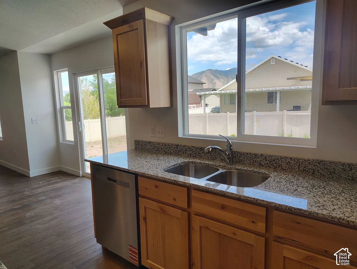 Brand-New 2026: 3BR/2BA with Vaulted Ceilings, Granite Countertops & Fully Fenced Yard! — Photo 4