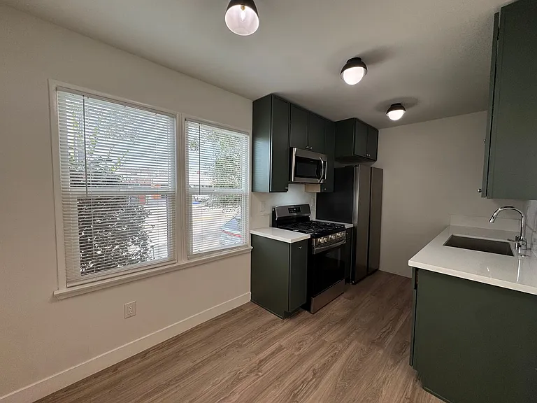 3414 Overland — Photo 3