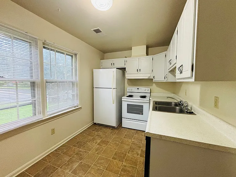 124 Camelot Ct — Photo 18