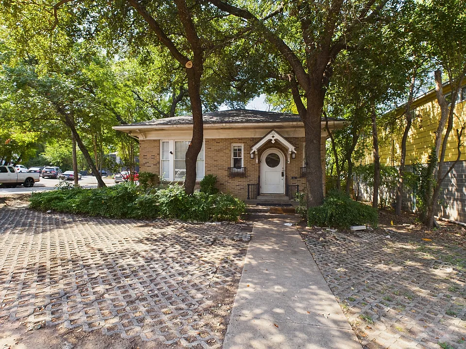 1101 W 22nd 1/2 St