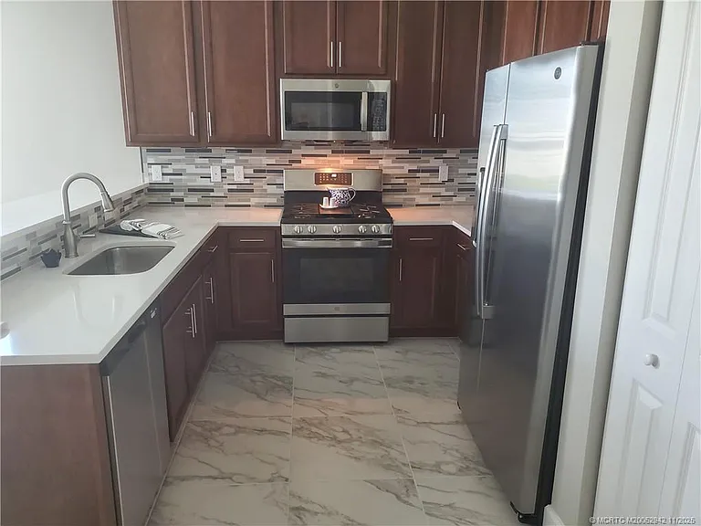 11826 SW Oceanus Blvd SW — Photo 7