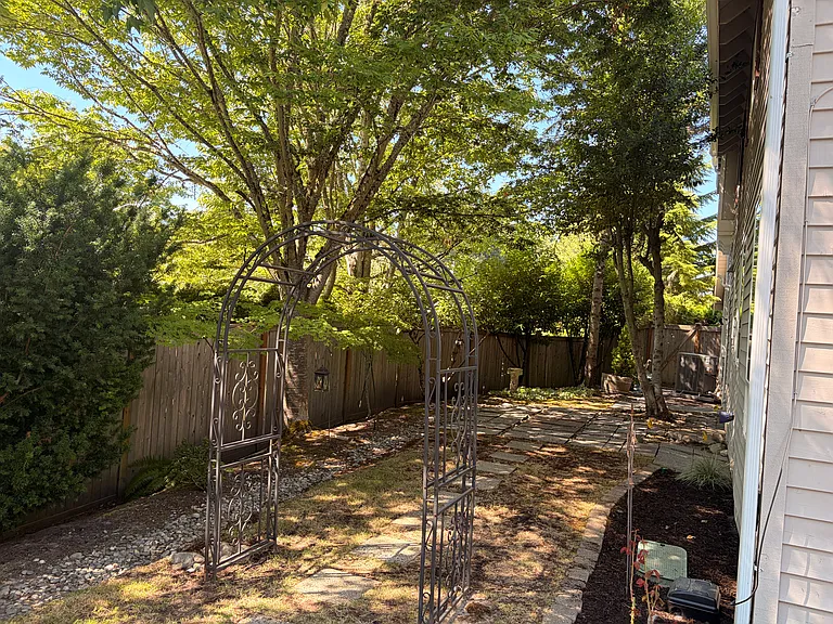 21203 SE 34th St — Photo 35
