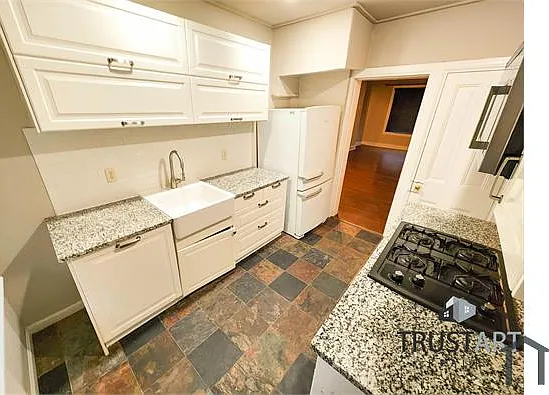 3885 Manor St — Photo 1