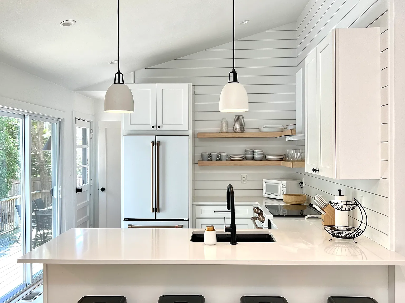 Renovated 3/2 contemporary in Springs — Photo 3