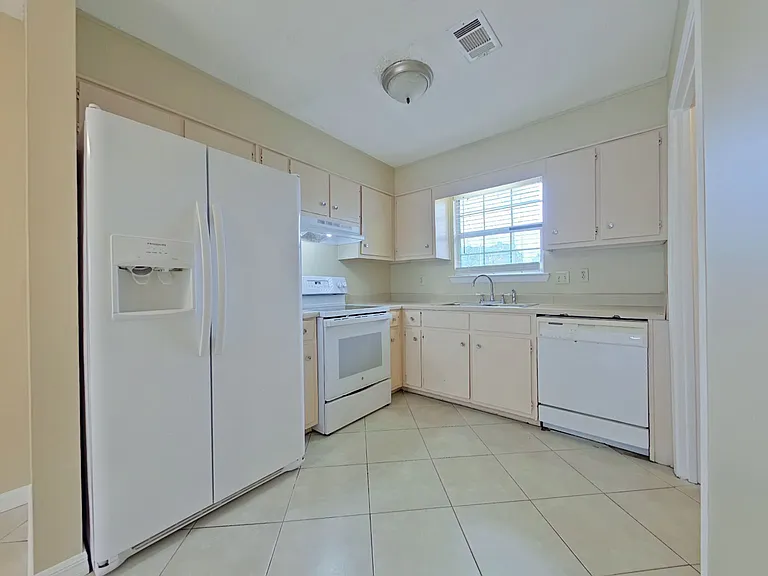 6-web-or-mls-4 Kitchen-18_05122026