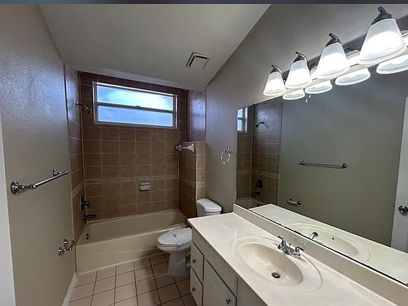 3rd image of 2820 Manor Hill Dr