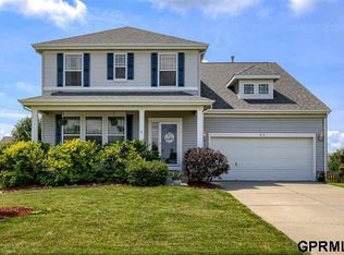 815 Stony Point Dr, Papillion, NE 68046