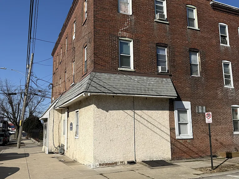 1214 E 2nd St — Photo 10