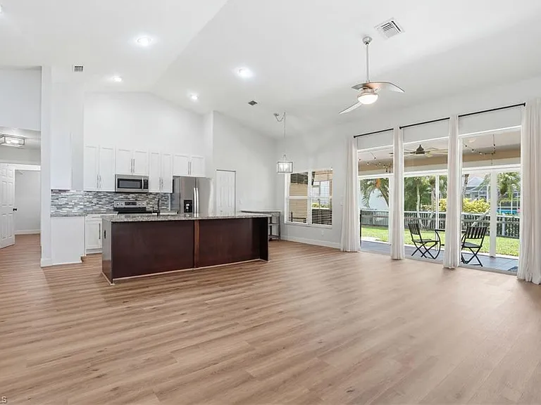 670 Lambton Ln — Photo 3