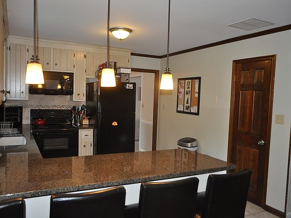 3rd image of 147 Lorna Doone Dr