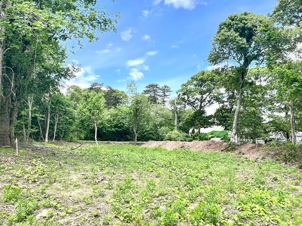 24 Towanticut St, Vineyard Haven, MA 02568