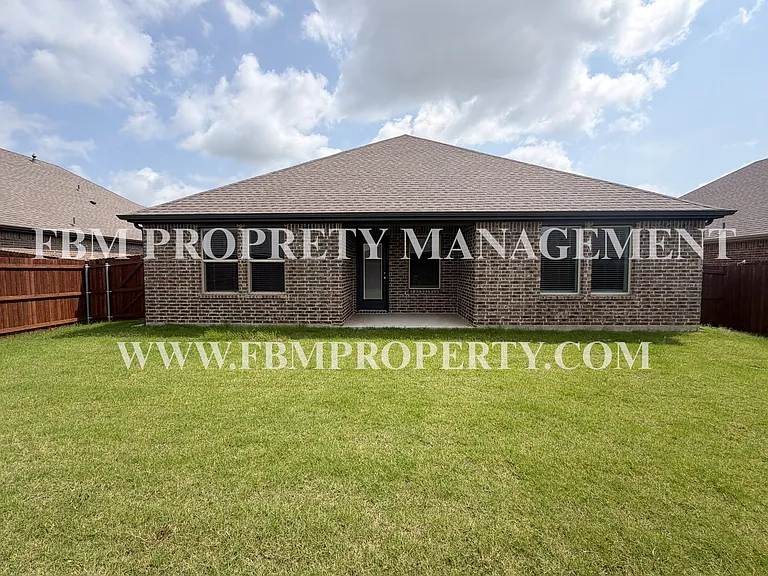 329 Thoroughbred St — Photo 22