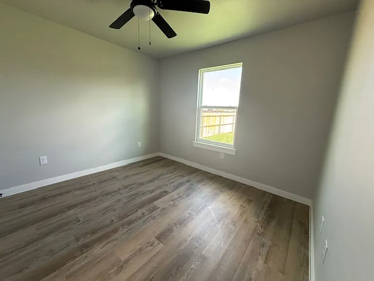 970 Minda St — Photo 12