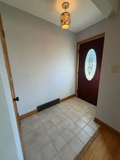 3 bed, 2.0 bath, 1925 sqft, $2,250 — Photo 2