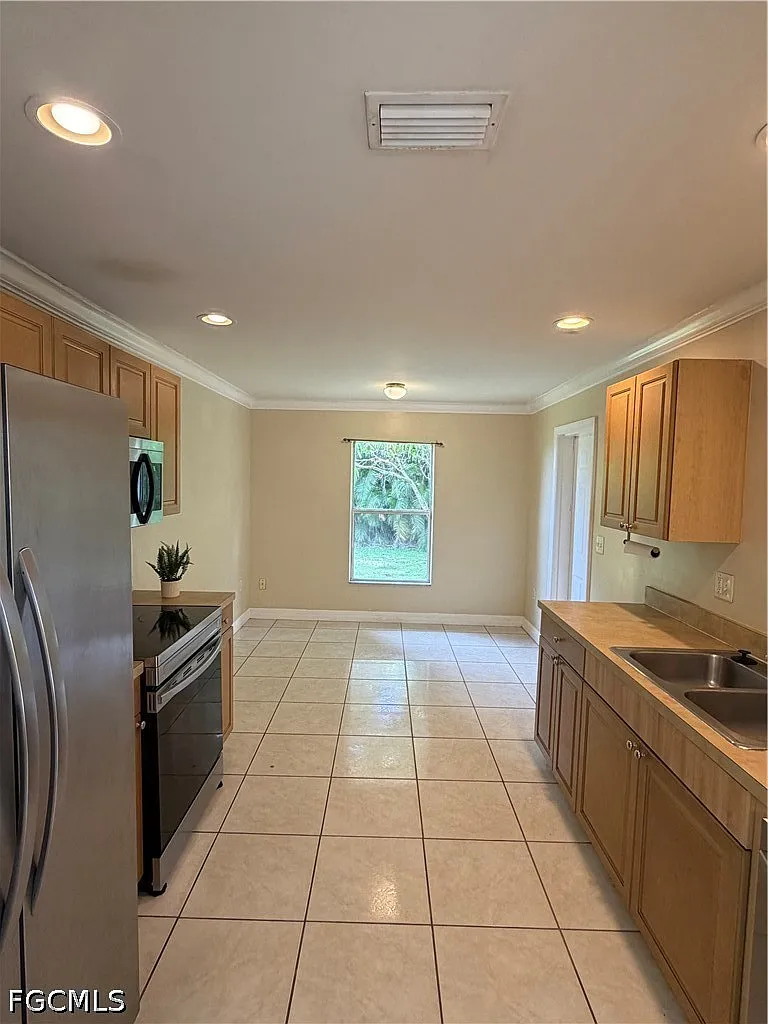 3 bed, 2.0 bath, 1330 sqft, $1,700 — Photo 3