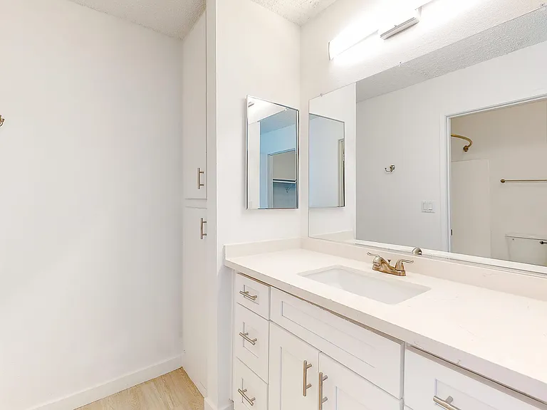 MODERN BATHROOM