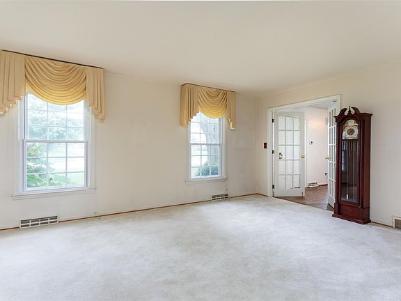 3rd image of 709 Malabu Dr