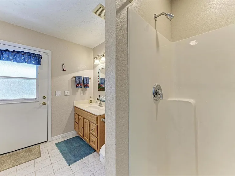 13615 4th Ave NE — Photo 32