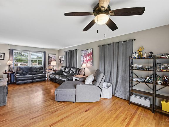 4th image of 583 Stillwater Dr