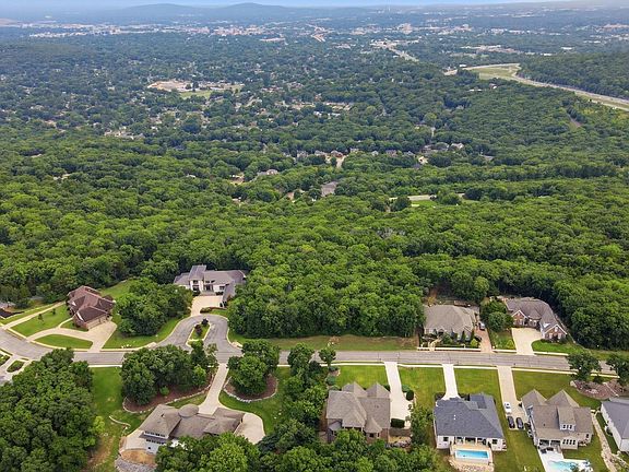 4th image of 4039 Hawks Way NE