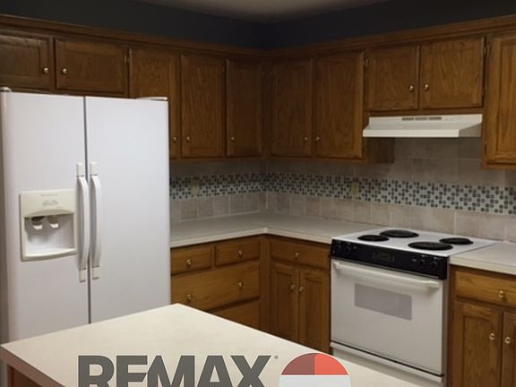 3rd image of 2037 N Hills Dr