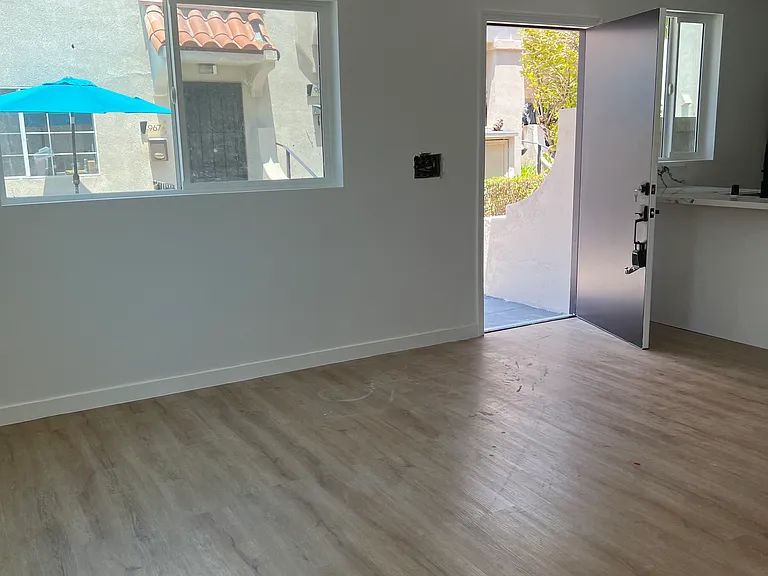 965 N Serrano Ave — Photo 9