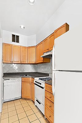 4th image of 44 W 69th St APT 1A