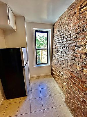 4th image of 215 E 76th St APT 5C