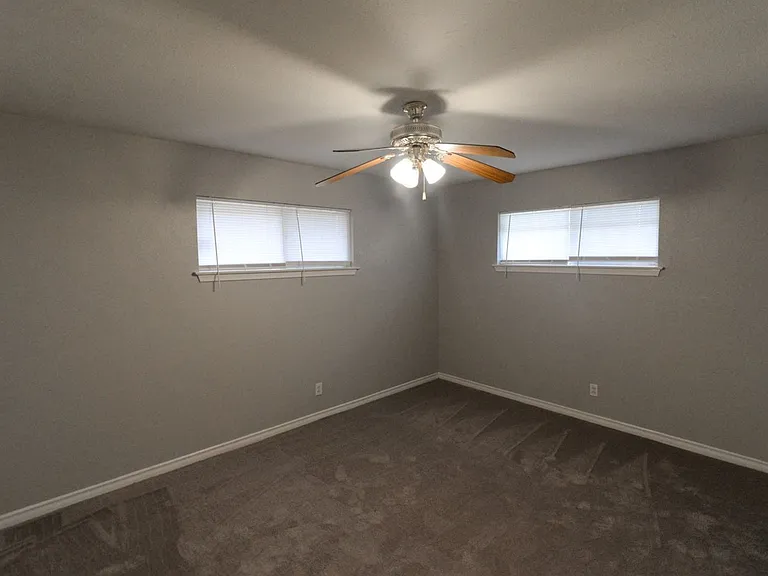 614 N Young Blvd — Photo 2