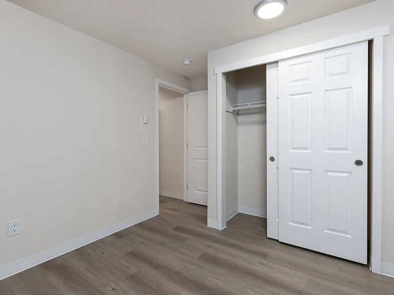 Westhampton Apartments — Photo 23