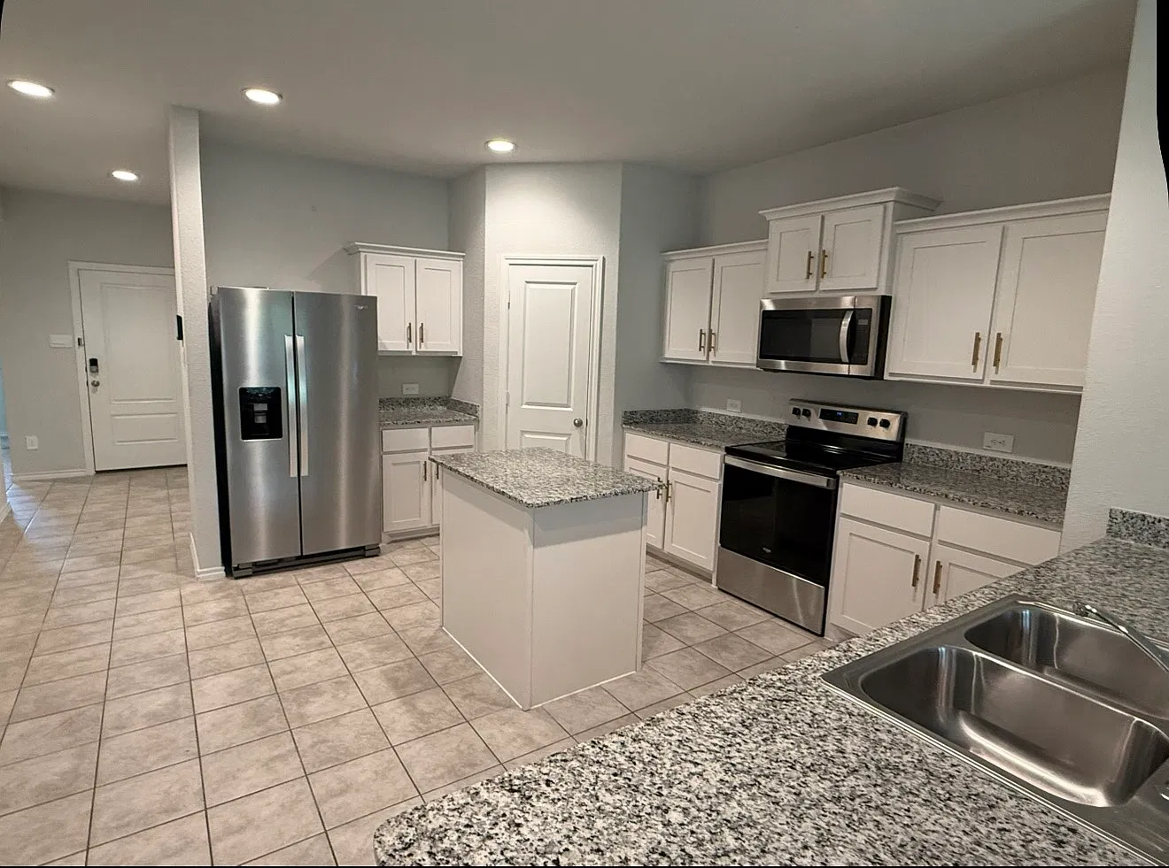 5 bed, 1998 sqft, $2,695 — Photo 2